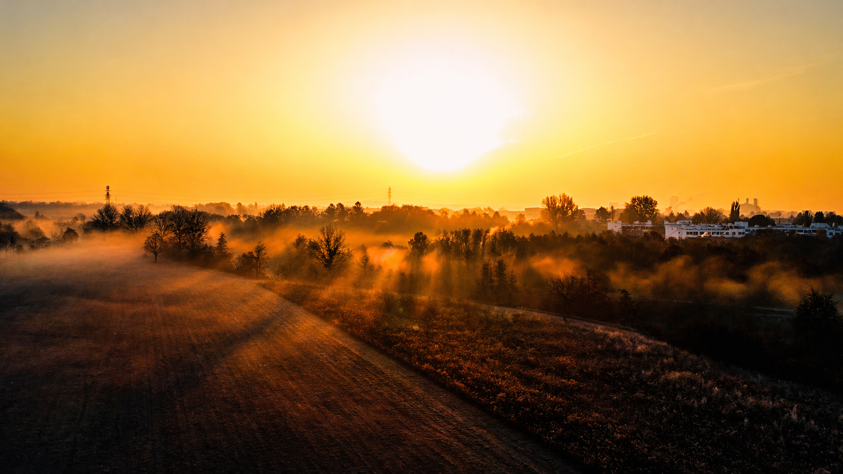 Luftbild der Landschaft, aufgenommen von der VIPER DRONE 77 bei Sonnenaufgang